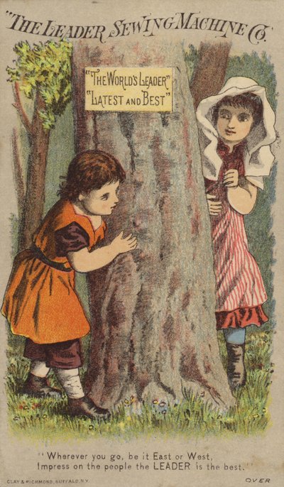 Niños jugando al escondite junto al árbol de American School