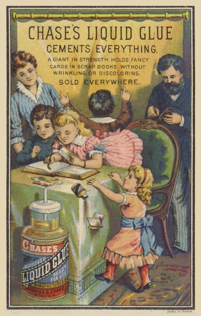 Niños pegando tarjetas en álbum de recortes de American School