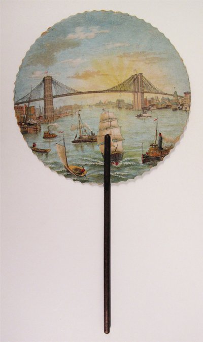 Abanico conmemorativo impreso con escena del Puente de Brooklyn de American School