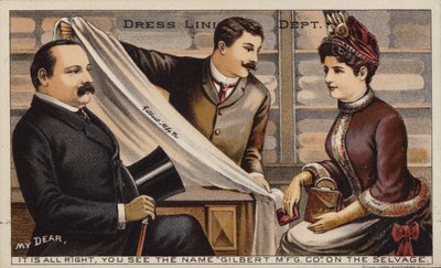 Pareja comprando tela de forro en tienda departamental de American School
