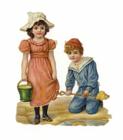 Niña y niño construyendo castillos de arena de American School