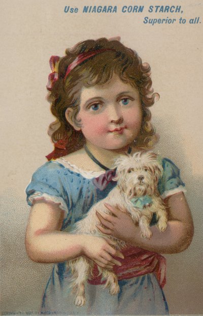 Niña sosteniendo un perro pequeño en sus brazos de American School