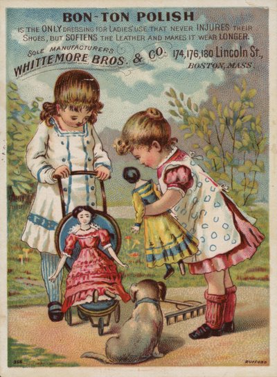 Niñas jugando con muñecas de American School