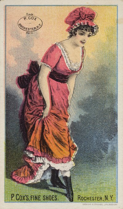 Dama con gorro de fregona admirando botas de American School