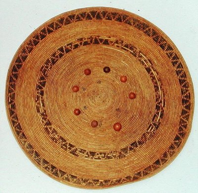 Bandeja de juego Pomo con dados de bellota, de California de American School