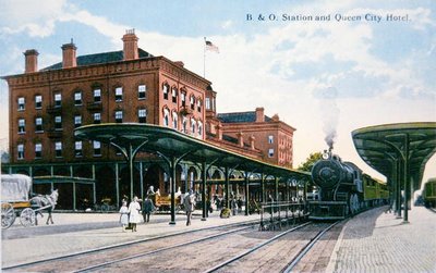 Postal de la estación de ferrocarril de Baltimore y Ohio y el Queen City Hotel, Cumberland, Maryland, c.1910 de American School