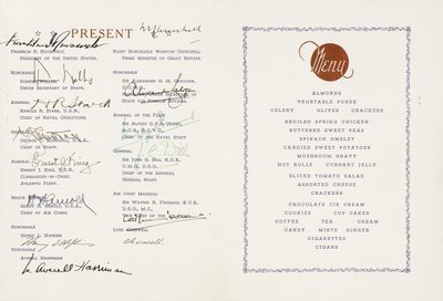 Menú impreso firmado por Winston Churchill y Franklin D. Roosevelt, Buque Insignia de EE.UU. Augusta, Puerto del Barco, Terranova, fechado el 9 de agosto de 1943. La primera reunión oficial de Churchill y Roosevelt que produjo la Carta del Atlántico, el pr de American School