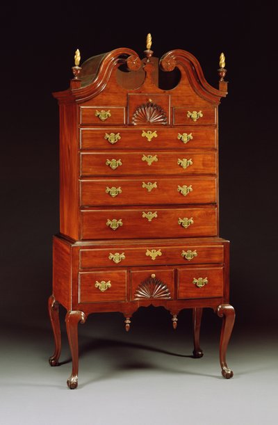 Cómoda tallada de la reina Ana, Connecticut o Nueva York, 1760-80 de American School