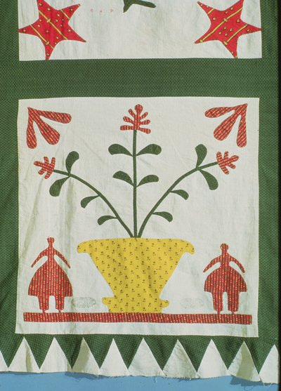 Detalle de colcha mostrando figuras y flores de American School