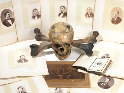Urna de votación de calavera y huesos de American School
