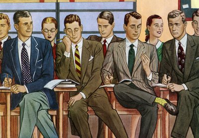 Estudiantes sentados en sus pupitres en un aula universitaria de los años 40 de American School