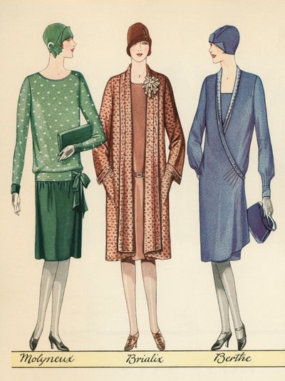 Tres flappers modelando atuendos de diseñador francés de American School