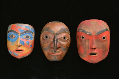 Tres máscaras de chamán (terracota pintada) de American School