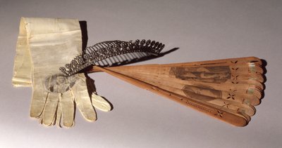 Tiara, guantes y abanico, todos usados en un baile en honor a Lafayette (1757-1834) el 14 de septiembre de 1824 de American School