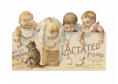 Niños Pequeños Bebiendo Leche de American School