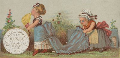 Mujer sosteniendo el tren del vestido de American School