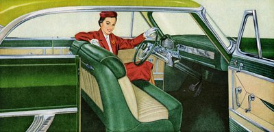 Mujer sentada en el asiento del conductor de un cupé de los años 50 de American School