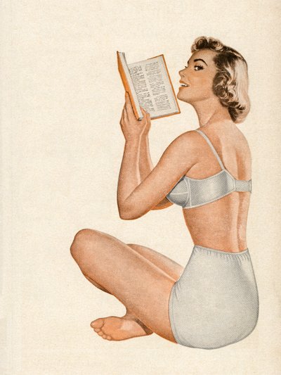 Mujer en lencería sentada leyendo un libro de American School