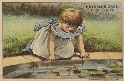 Niña mirando peces en el estanque de American School
