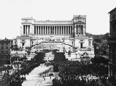 Celebración fascista conmemorando al Soldado Desconocido en el Altare della Patria (Altar de la Patria) en Roma, 04/11/1922 (foto en b/n) de Anderson Anderson