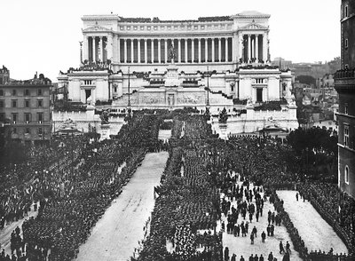 Celebración fascista conmemorando al Soldado Desconocido en el Altare della Patria (Altar de la Patria) en Roma, 04/11/1922 (foto en b/n) de Anderson Anderson
