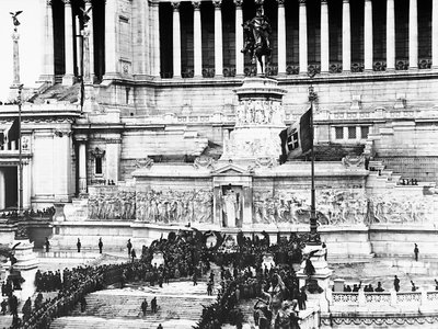 Celebración fascista conmemorando al Soldado Desconocido en el Altare della Patria en Roma, 04/11/1922 de Anderson Anderson