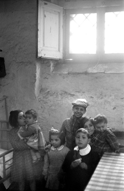 CROTONE - NIÑOS EN UNA CASA SÓTANO, de Ando Gilardi