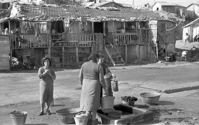 CROTONE - MUJERES EN LA FUENTE de Ando Gilardi
