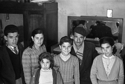 GRUPO FAMILIAR EN UN INTERIOR de Ando Gilardi
