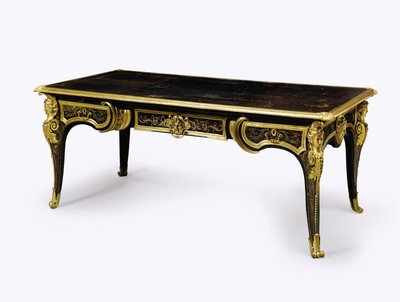 Bureau plat de Luis XIV con montura de ormolu y caparazón de tortuga marrón, c.1710 de Andre Charles (attr. to) Boulle