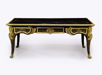 Bureau plat de Luis XIV con montura de bronce dorado y carey marrón, c.1710 de Andre Charles Boulle