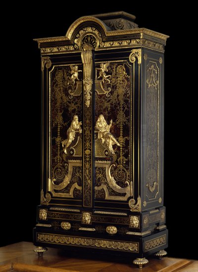 Mobiliario estilo Luis XIV (1661-1715): armario decora figuras de Aspasia y Sócrates hecho en roble, ébano y dorado por André Boulle (1642-1732) Hacia 1710 París. Museo del Louvre de Andre Charles Boulle