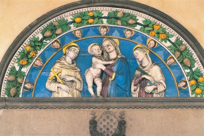 Luneta de terracota vidriada que representa a la Madonna con el Niño entre Santos de Andrea Della Robbia