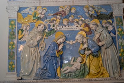 Natividad con San Francisco y San Antonio, terracota vidriada por Andrea Della Robbia, santuario de La Verna, Chiusi della Verna, Toscana, Italia de Andrea Della Robbia