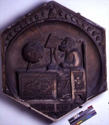 Astronomía, azulejo decorativo hexagonal de una serie que representa las artes liberales, posiblemente basado en diseños de Giotto (c.1266-1337) c.1334-48 de Andrea Pisano
