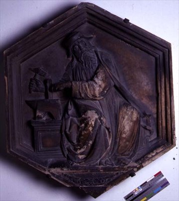 Armonía, azulejo hexagonal decorativo en relieve de una serie que representa las Siete Artes Liberales, posiblemente basado en diseños de Giotto (c.1266-1337) c.1334-48 de Andrea Pisano