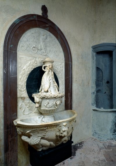 Pila de agua bendita con elementos heráldicos mediceos, c.1430 de Andrea del (attr. to) Verrocchio