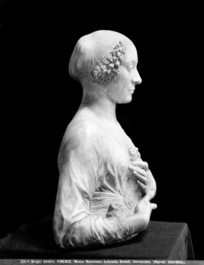 Dama con un ramo (mármol) de Andrea del Verrocchio