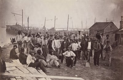 Trabajadores en el muelle del intendente, Alexandria, Virginia, 1863-65 de Andrew Joseph Russell.