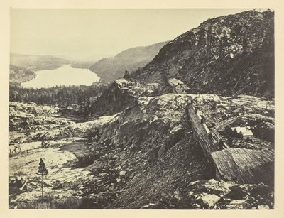 Cumbre de Sierra Nevada, cobertizos de nieve en primer plano, lago Donner en la distancia, C. P. R. de Andrew Joseph Russell
