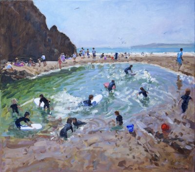 Jóvenes surfistas, Tenby, 2016 de Andrew Macara