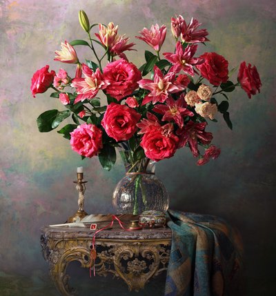 Elegante ramo de rosas y lirios de Andrey Morozov
