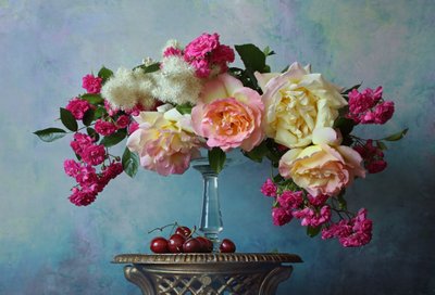 Rosas y cerezas elegantes de Andrey Morozov