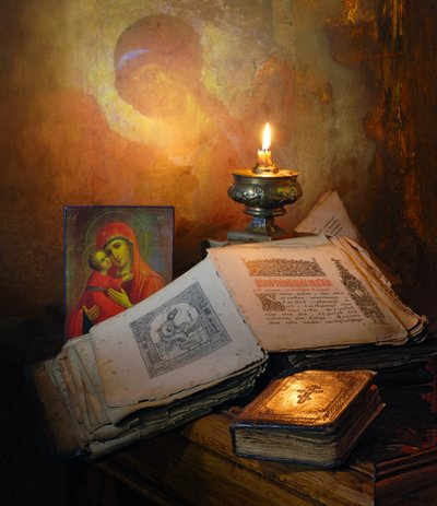 Libros sagrados y luz de velas de Andrey Morozov