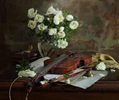 Rosas blancas y violín de Andrey Morozov