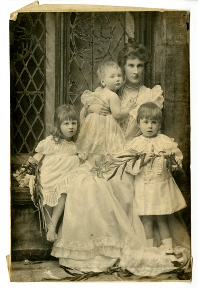 La Duquesa Evelyn y tres niños, c.1899 de Thomas Kelly