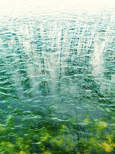 Reflejos abstractos en el agua de Angelo Cerantola