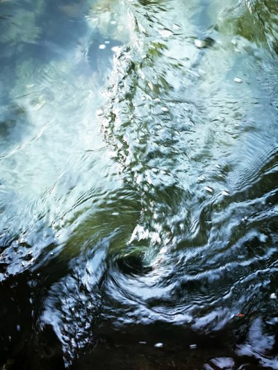 Remolino de aguas azul oscuro de Angelo Cerantola