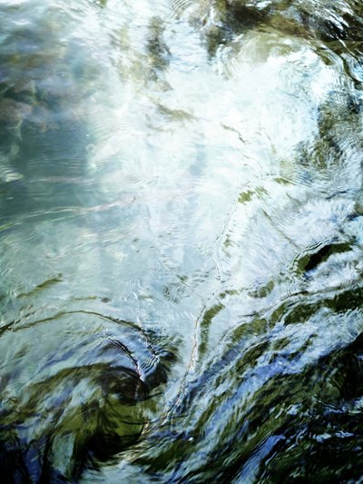 Serenas ondas en el agua de Angelo Cerantola