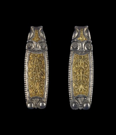 Un par de extremos de correa, de Ipsden Heath, Oxfordshire, Tardío Anglo-Sajón, siglo IX (plata con incrustaciones de oro) de Anglo Saxon